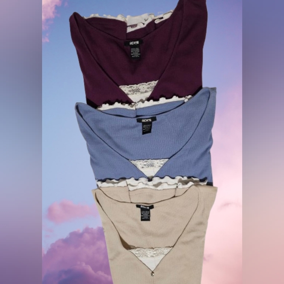 📣Bundle of 3️⃣ Rib V-nneck Tops Lace Ruffles Detail Rhinestone Buttons Size Med - Picture 5 of 6
